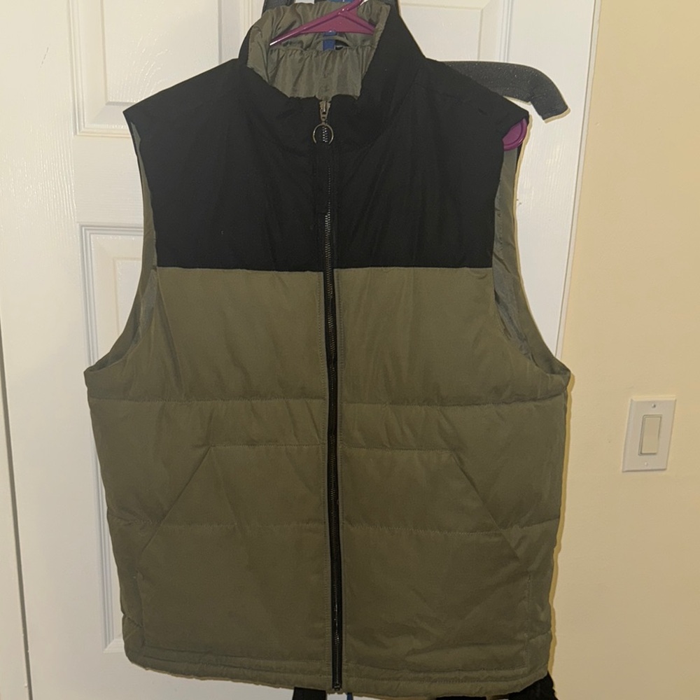 Black and Olive Puffer Vest men’s size large “h n m brand “size large